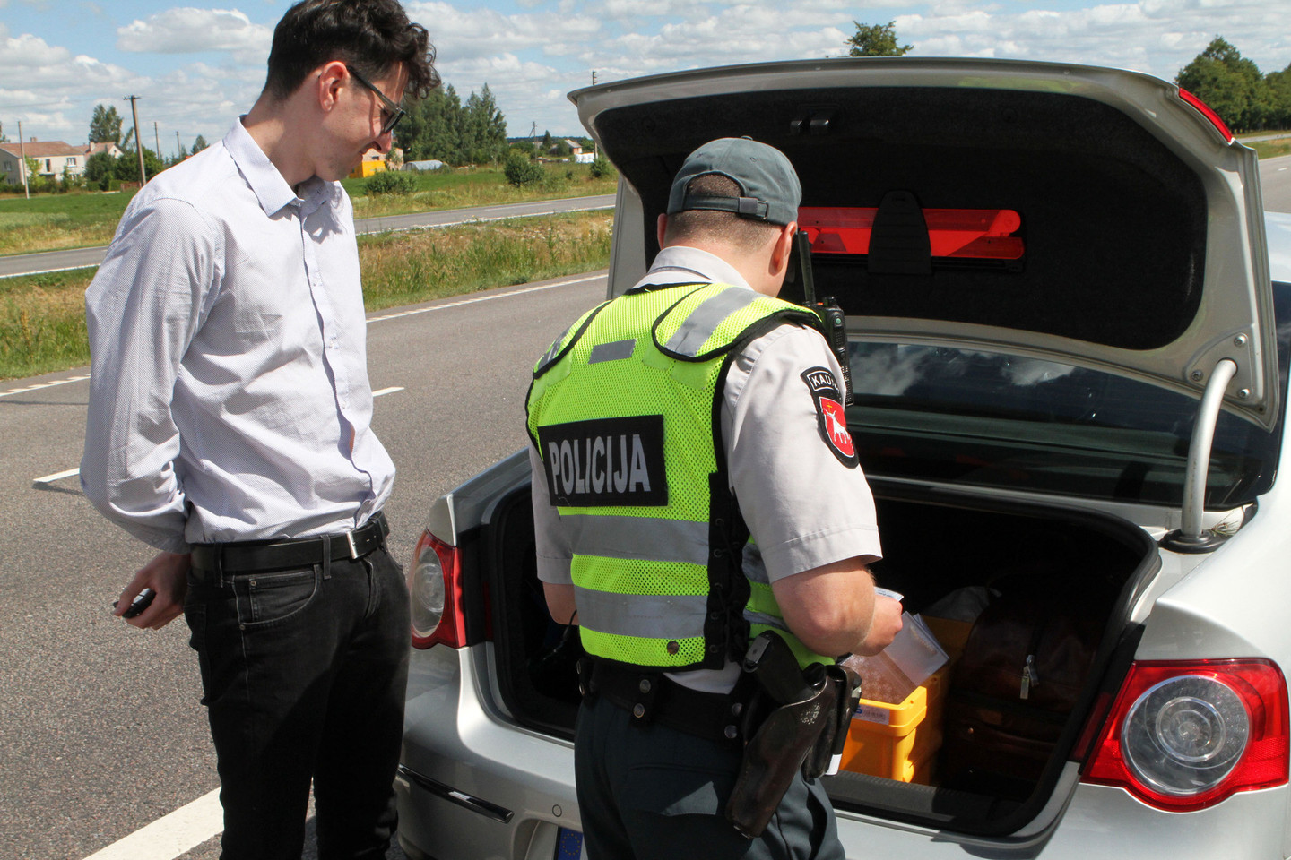 Kauno pakraštyje budintys policijos pareigūnai tikrina iš Lenkijos atvykstančius automobilius.<br>M.Patašiaus nuotr.