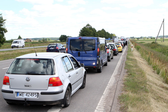 Kauno pakraštyje budintys policijos pareigūnai tikrina iš Lenkijos atvykstančius automobilius.<br>M.Patašiaus nuotr.