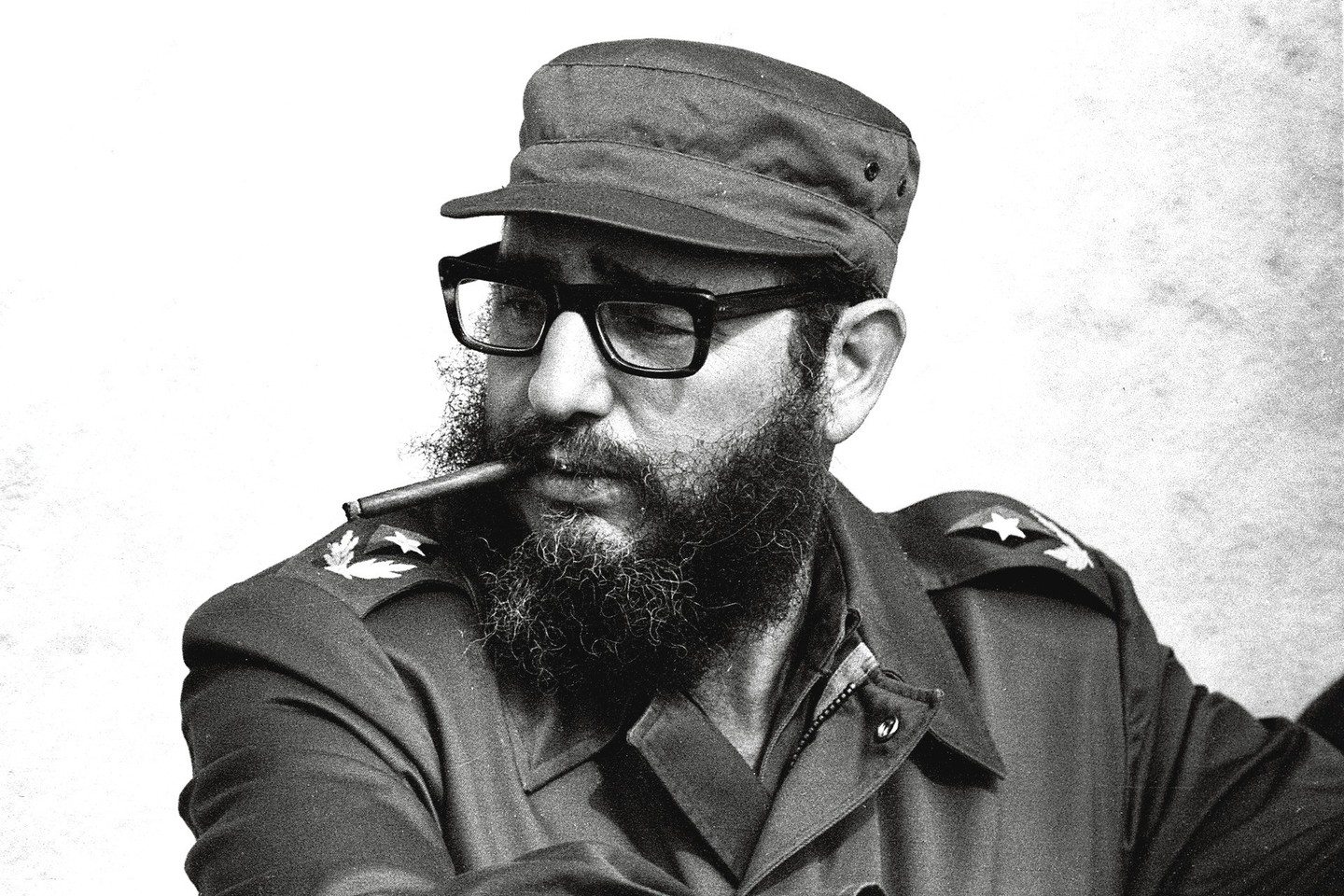 F.Castro 1976-aisiais stebi karinius manevrus. Šiemet rugpjūčio 13-ąją jam sukaks 89 metai.<br>AP, AFP, „Reuters“, „Scanpix“ ir „ViDA Press“ nuotr.