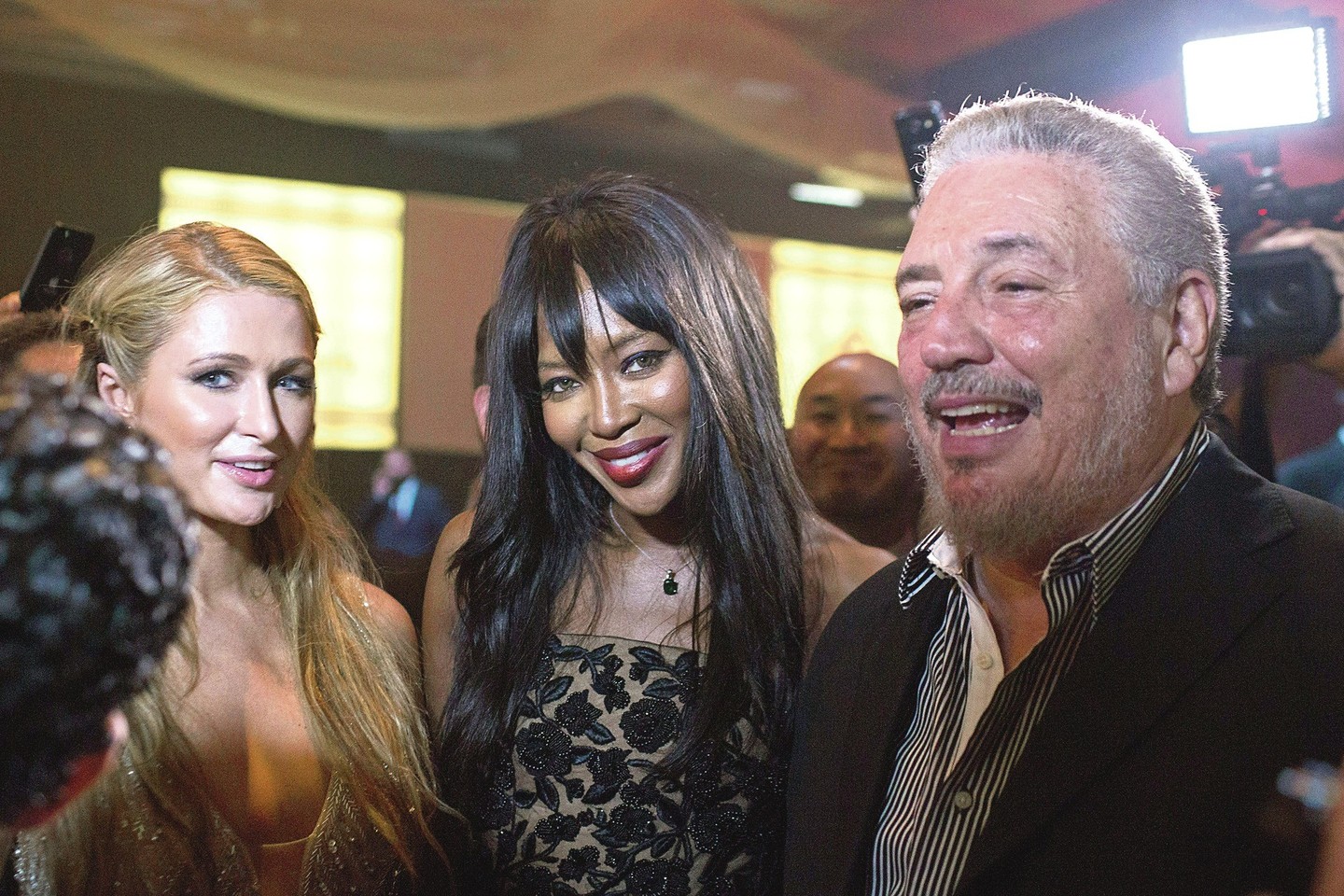 F.Castro jaunesnysis su britų manekene N.Campbell (viduryje) ir pramogų pasaulio žvaigžde P.Hilton per XVII Havanos festivalio uždarymą 2015 metų vasarį.<br>AP, AFP, „Reuters“, „Scanpix“ ir „ViDA Press“ nuotr.