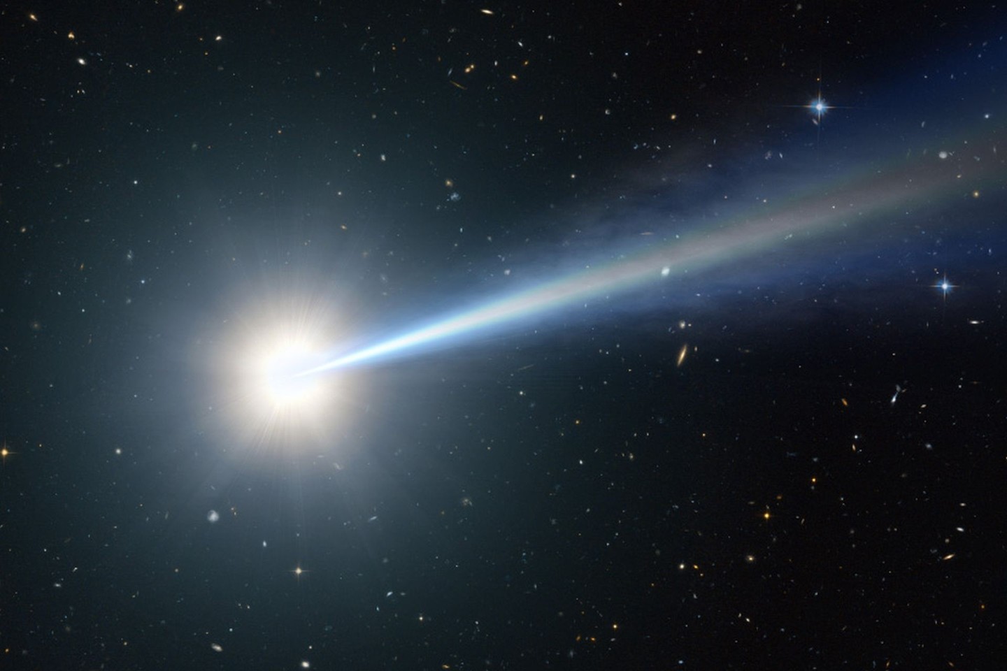 Mokslininkai panaudojo kvazarų šviesą, ieškodami teorinės Visatos charakteristikos, vadinamosios kvantinės putos.<br>NASA/ESA iliustr.