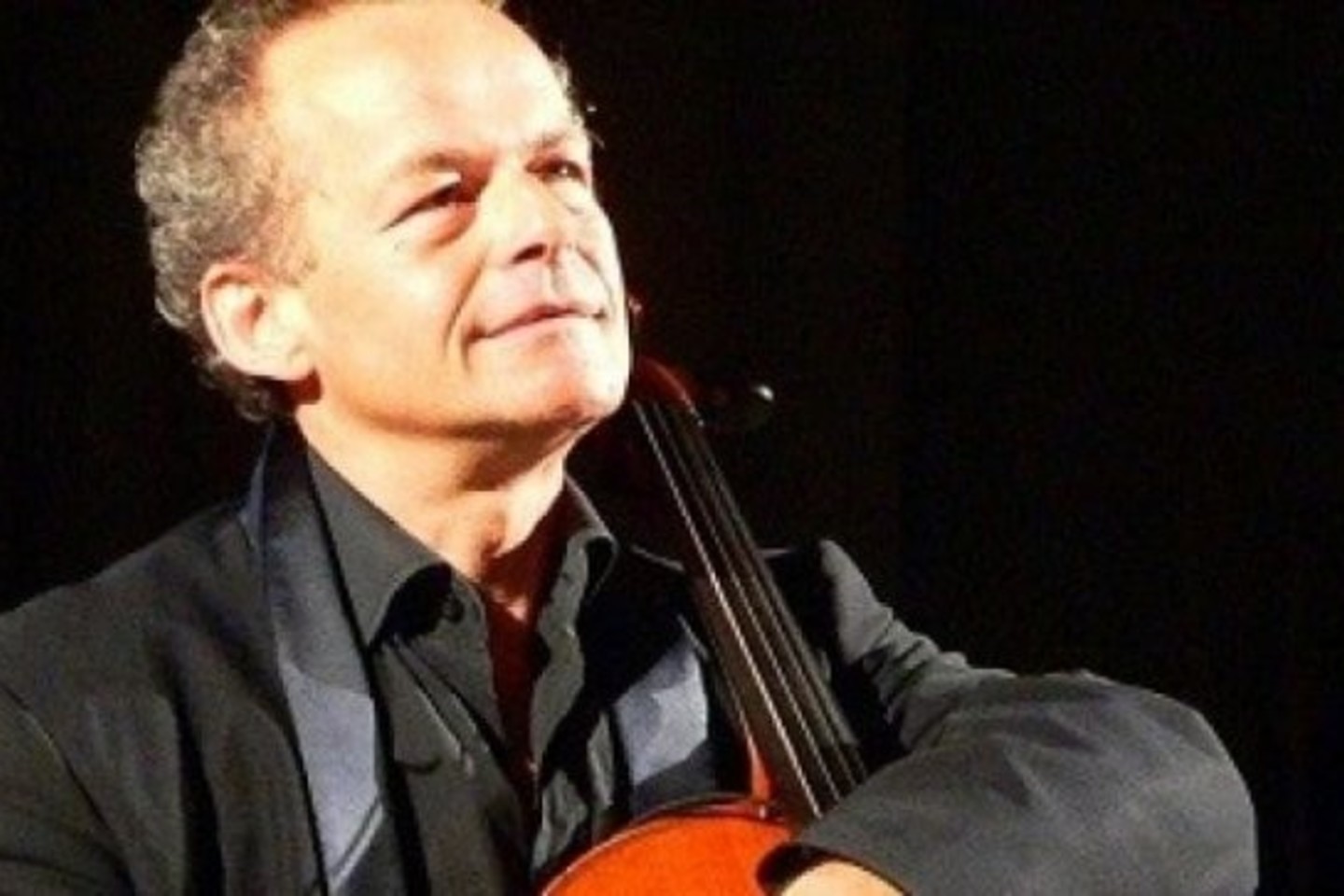 Violončelininkas D.de Williencourt‘as įkvėpimo ieško keliaudamas po Sacharą, Jemeną, Kaukazą, centrinę Aziją, Indiją.