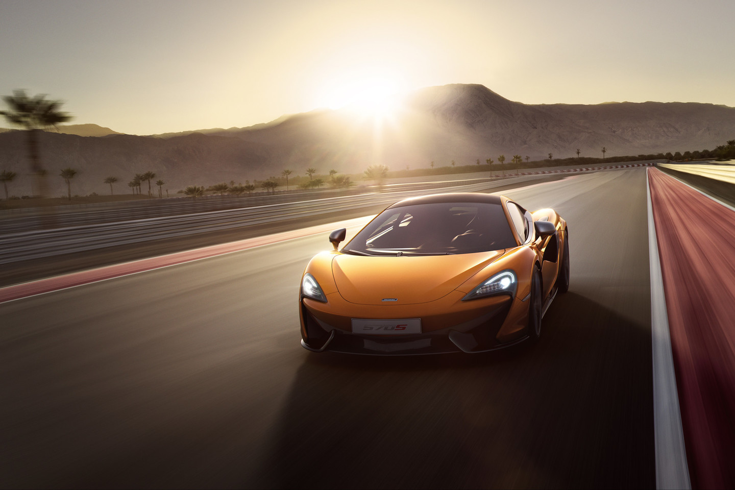 „McLaren 570S“ iš sportinių superautomobilių išsiskiria palyginti nedidele kaina.<br>Gamintojo nuotr.