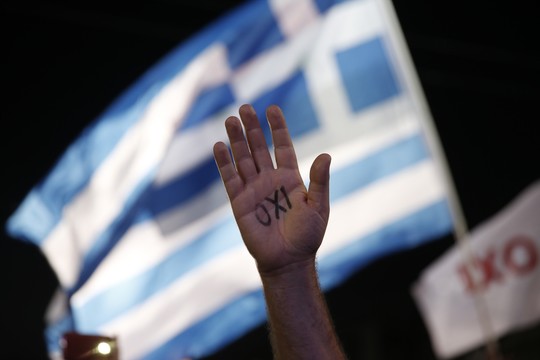 A.Tsipras, kvietė artėjančiame referendume balsuoti prieš tarptautinių skolintojų siūlomą griežto taupymo politiką, kad vyriausybei būtų užtikrintos geresnės pozicijos derybose.<br>AP nuotr.