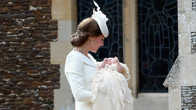 Britai švenčia – princesė Charlotte pakrikštyta