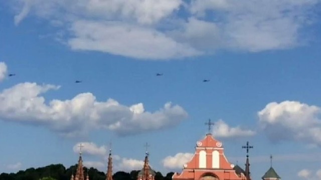 Užfiksuoti virš Vilniaus skrendantys JAV sraigtasparniai