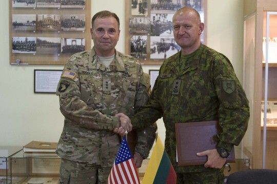 Lietuvos ir JAV generolai Alytuje pasirašė svarbų dokumentą