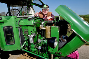 Pensininkas pasiryžo apkeliauti Europą prie traktoriaus vairo