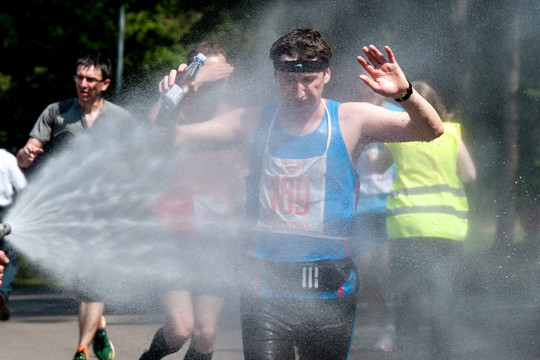 Bėgimo dalyvius ugniagesiai per karštį laistė vandeniu