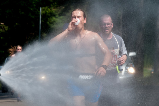 Bėgimo entuziastams karštis nė motais: gelbėjo ir ugniagesiai