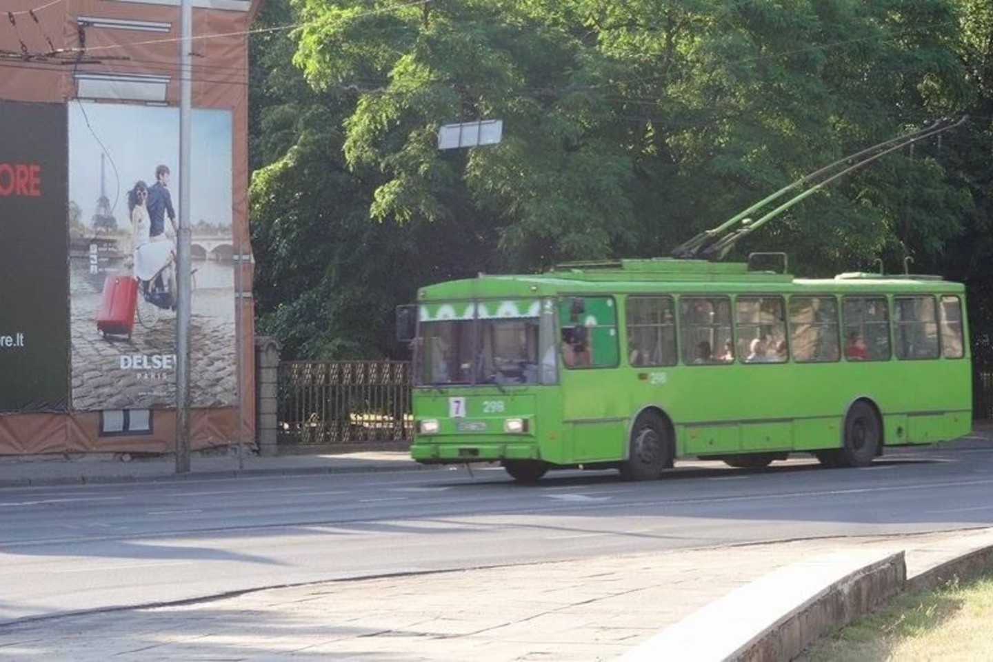 Kai kurie troleibusai Kauno gatvėmis vėl riedėjo nepapuošti.<br>Skaitytojo nuotr.