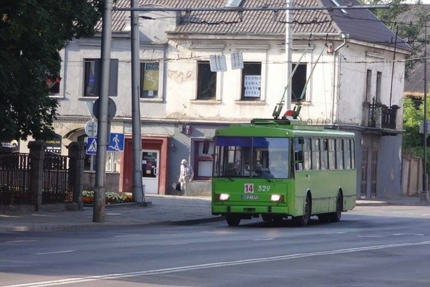 Kai kurie troleibusai Kauno gatvėmis vėl riedėjo nepapuošti.<br>Skaitytojo nuotr.
