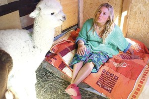 Karalienei papuošalą kūrusi lietuvė rado prieglobstį gamtoje