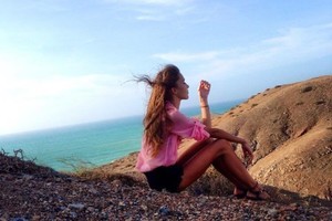 Manekenei gėrio simboliu tapo alkano vaiko pinta apyrankė