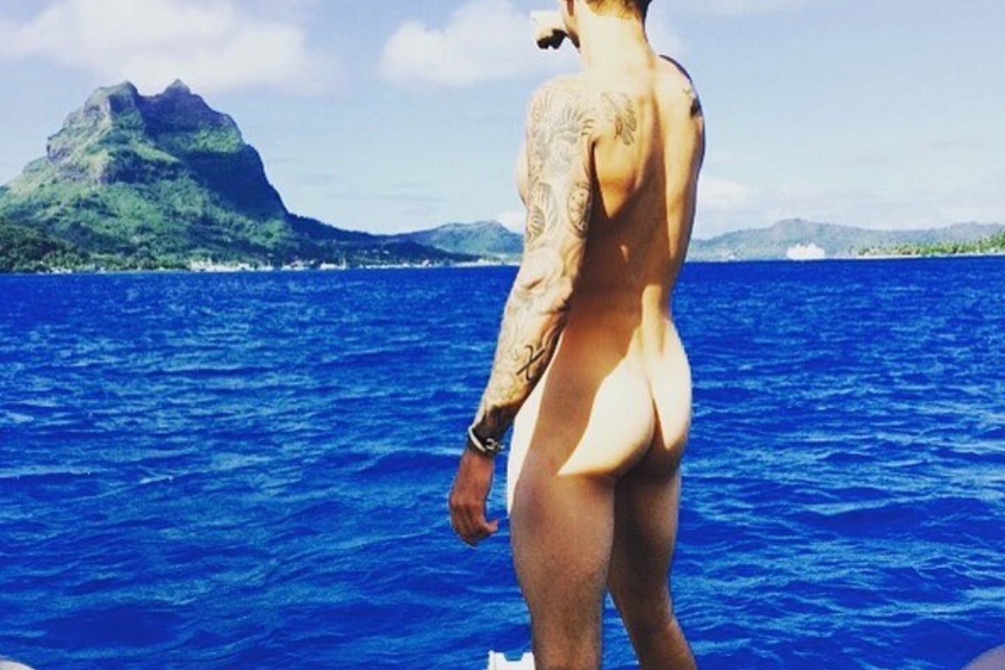 Skandalingai pagarsėjęs kanadiečių dainininkas Justinas Bieberis (21 m.) savo „Instagram“ paskyroje paviešino išties pikantišką nuotrauką, kurioje visu gražumu puikuojasi jo užpakalis.<br>„Instagram“ nuotr.
