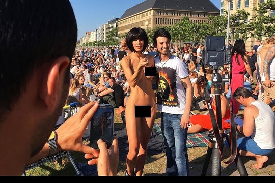 Prie Eifelio bokšto Paryžiuje areštuota nuoga šveicarų menininkė