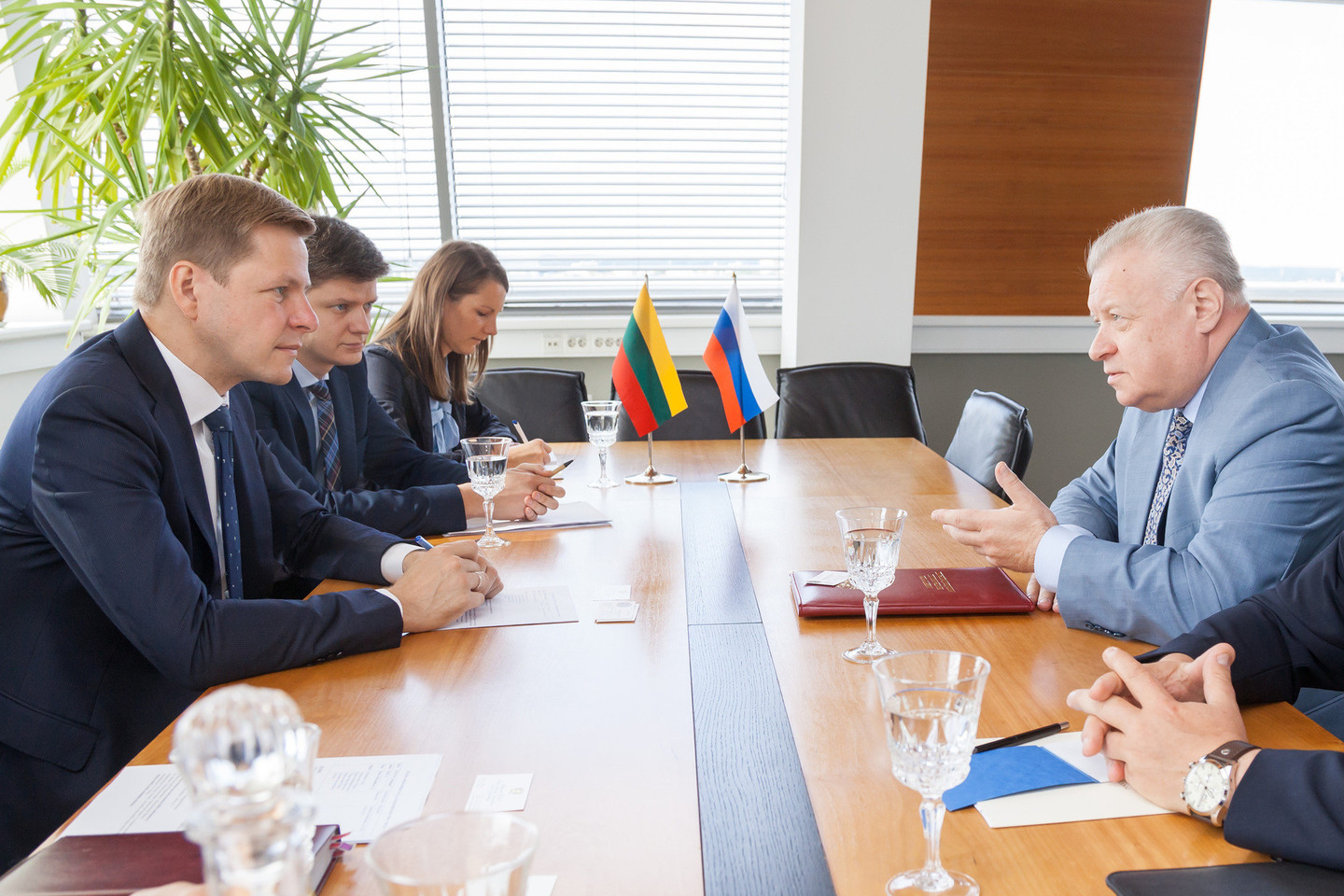 R.Šimašius susitiko su Rusijos ambasadoriumi A.Udalcovu.<br>Vilniaus miesto savivaldybės nuotr.