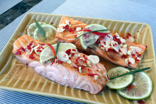 Tailandietiški pietūs: garinta lašiša su žaliosiomis citrinomis