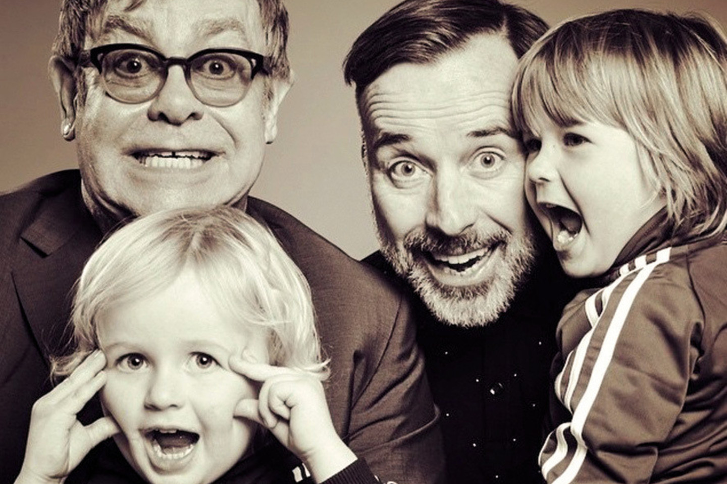 Eltonas Johnas su mylimuoju Davidu Furnishu bei dviem įvaikintais sūnumis Zachary ir Elijah.<br>„Instagram“ nuotr.
