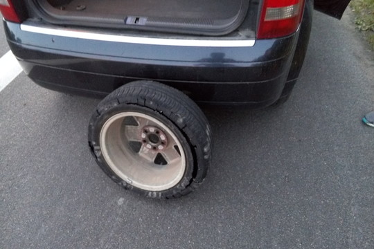 Prie Širvintų dešimtys automobilių prasidūrė padangas