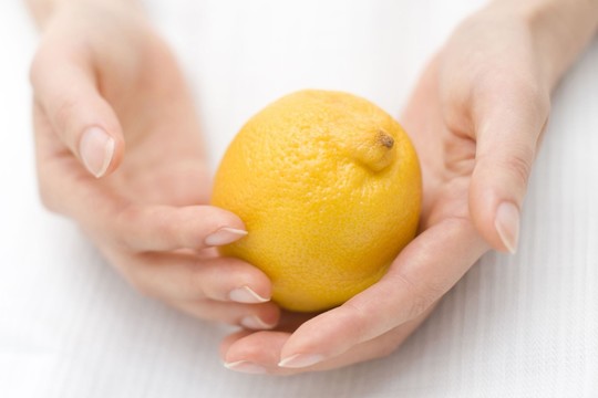 Šioje nuotraukoje nėra geltonos spalvos. Kaip apgaunamos akys?