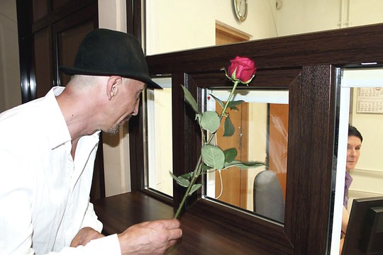 Saulės akmens pagrobėjas peilį iškeitė į rožę