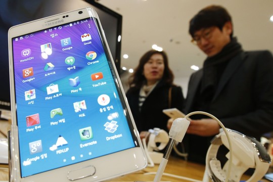 „Samsung“ už telefonų farširavimą šlamštu gresia problemos