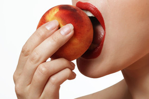 Etiketo pamokos: kaip valgyti vaisius ir neapsijuokti