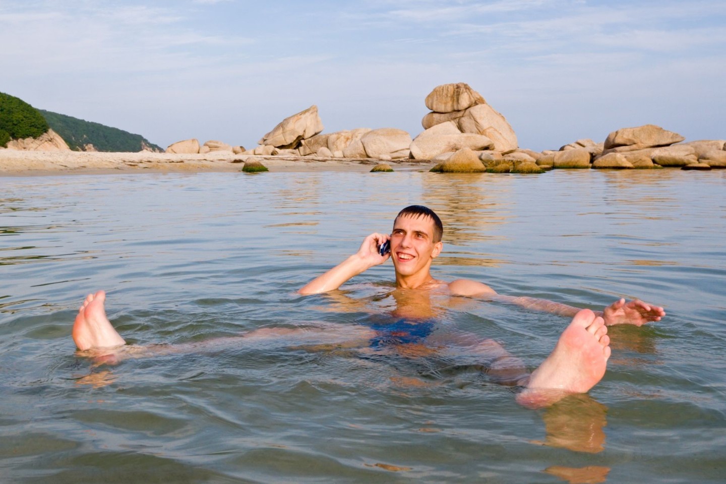 Telefonas gali prarasti atsparumą vandeniui jei pažeidžiamas jo korpusas, arba jei lieka neuždengtų angų, pavyzdžiui, atvira įkrovimo jungtis ar atminties kortelės lizdas.