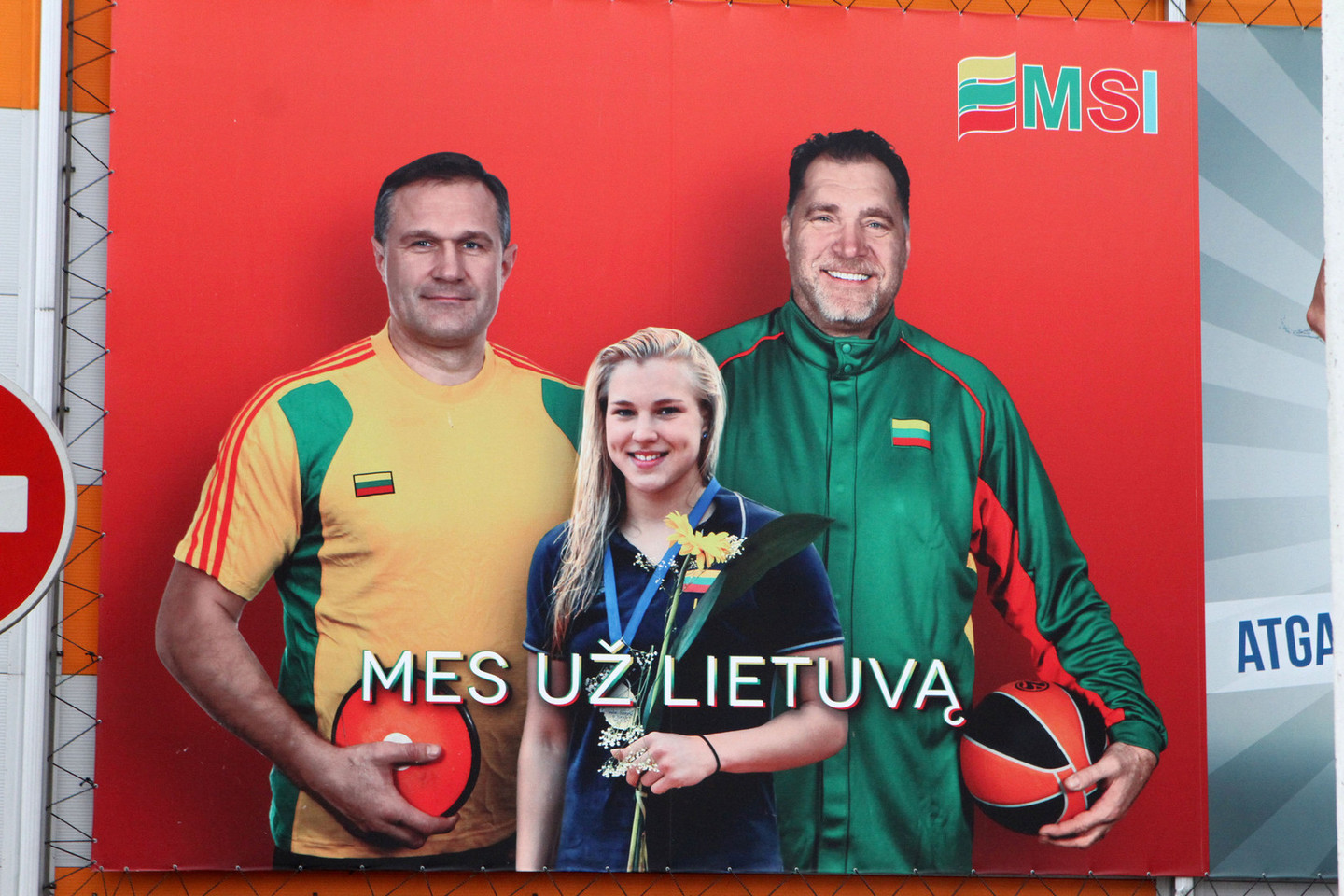 Kelio ženklas, užstojęs vieną iš Lietuvą garsinančių sportininkių, privetė nusišypsoti.<br>M.Patašiaus nuotr.