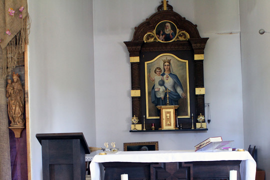 Šiuo metu Karmėlavos parapijiečiai meldžiasi šioje medinėje bažnytėlėje.<br>M.Patašiaus nuotr.