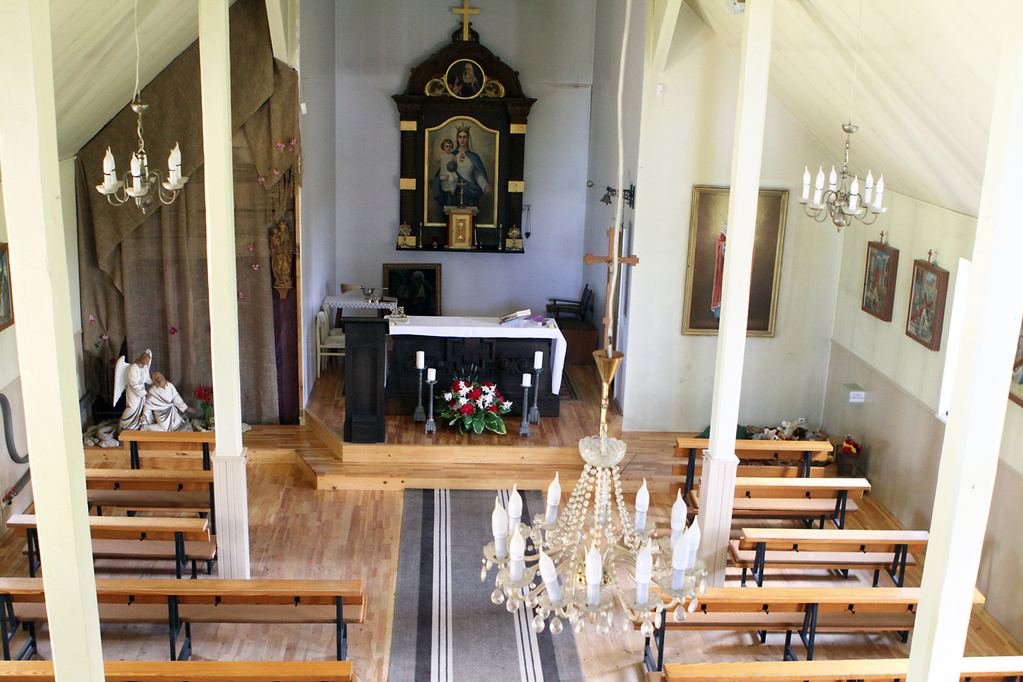 Šiuo metu Karmėlavos parapijiečiai meldžiasi šioje medinėje bažnytėlėje.<br>M.Patašiaus nuotr.