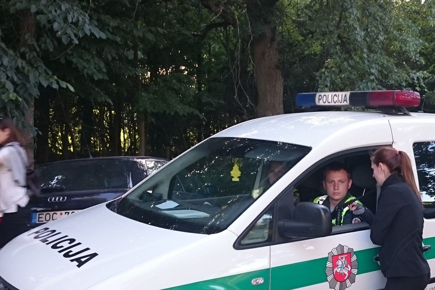 Vingio parke nutįso eilės automobilių, ir vairuotojams nerūpi ženklai, draudžiantys juos statyti.