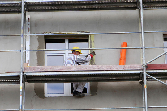 Daugiabučius atnaujino, bet pinigų už darbą nesulaukia