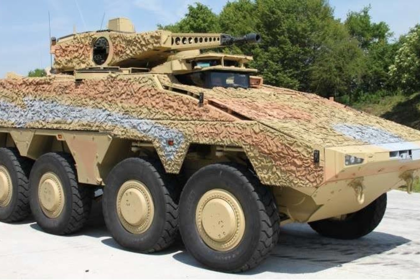 „Boxer“ su 30 mm pabūklo bokšteliu.