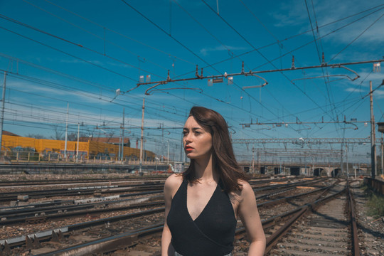 Be bilieto į traukinį įlipusią merginą išgelbėjo „superherojus“