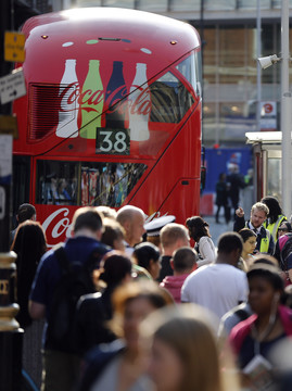 Londono gyventojai bando spraustis į kitas transporto priemones, nes metro mašinistai paskelbė streiką.<br>AP nuotr.