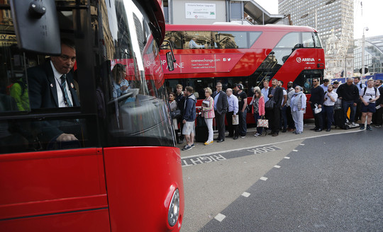 Londono gyventojai bando spraustis į kitas transporto priemones, nes metro mašinistai paskelbė streiką.<br>AP nuotr.