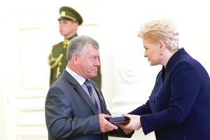 Sulaukei įtarimų? Nusisek antpečius ir dirbk toliau