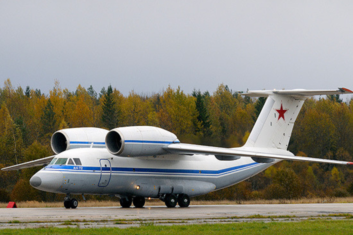 Estijos oro erdvę ketvirtadienį pažeidė štai toks Rusijos karinis transportinis lėktuvas An-72, kartais dar pravardžiuojamas „Čeburaška“.<br>mil.ru nuotr.