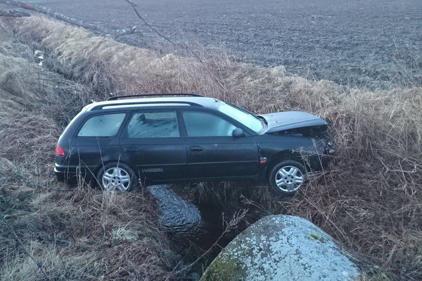 Atsipeikėjau griovyje savo automobiliu apžergęs kanalą. Laimei, jokių sužeidimų nepatyriau, bet posakis „bėda po vieną nevaikšto“ pasitvirtino...