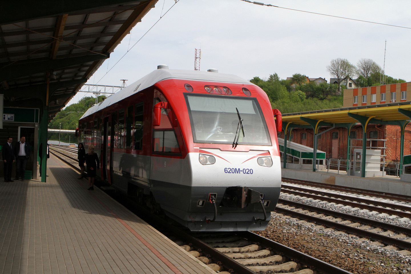 Šeimai iki traukinių stoties teko skubėti pėsčiomis.