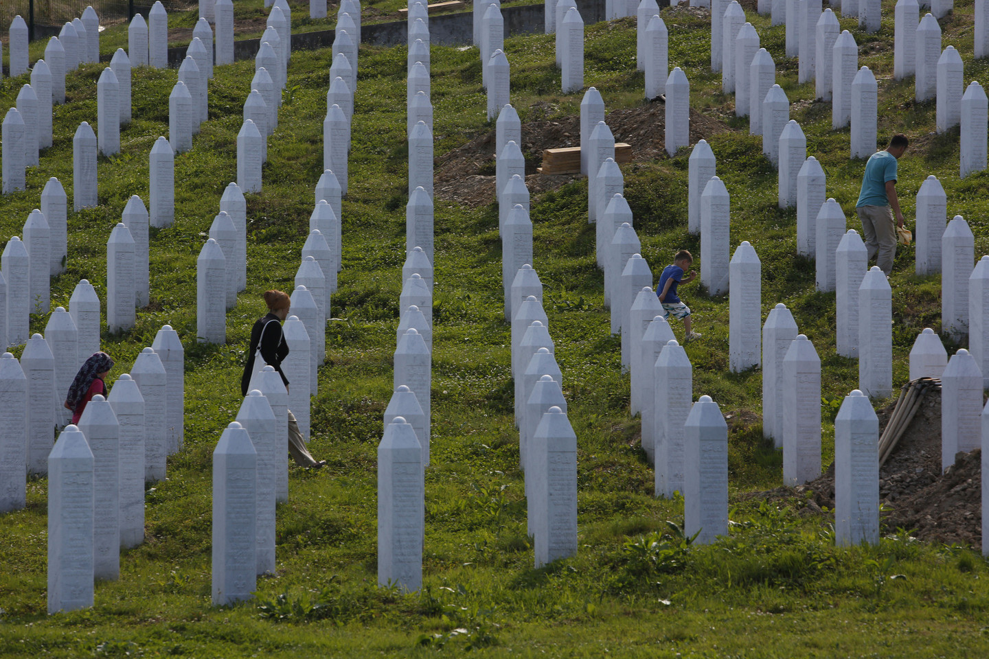 Oficialiais duomenimis, serbai Srebrenicoje nukankino ir sušaudė 8372 Bosnijos vyrus ir berniukus, o jų kūnus išslapstė po masines kapavietes.<br>AP nuotr.