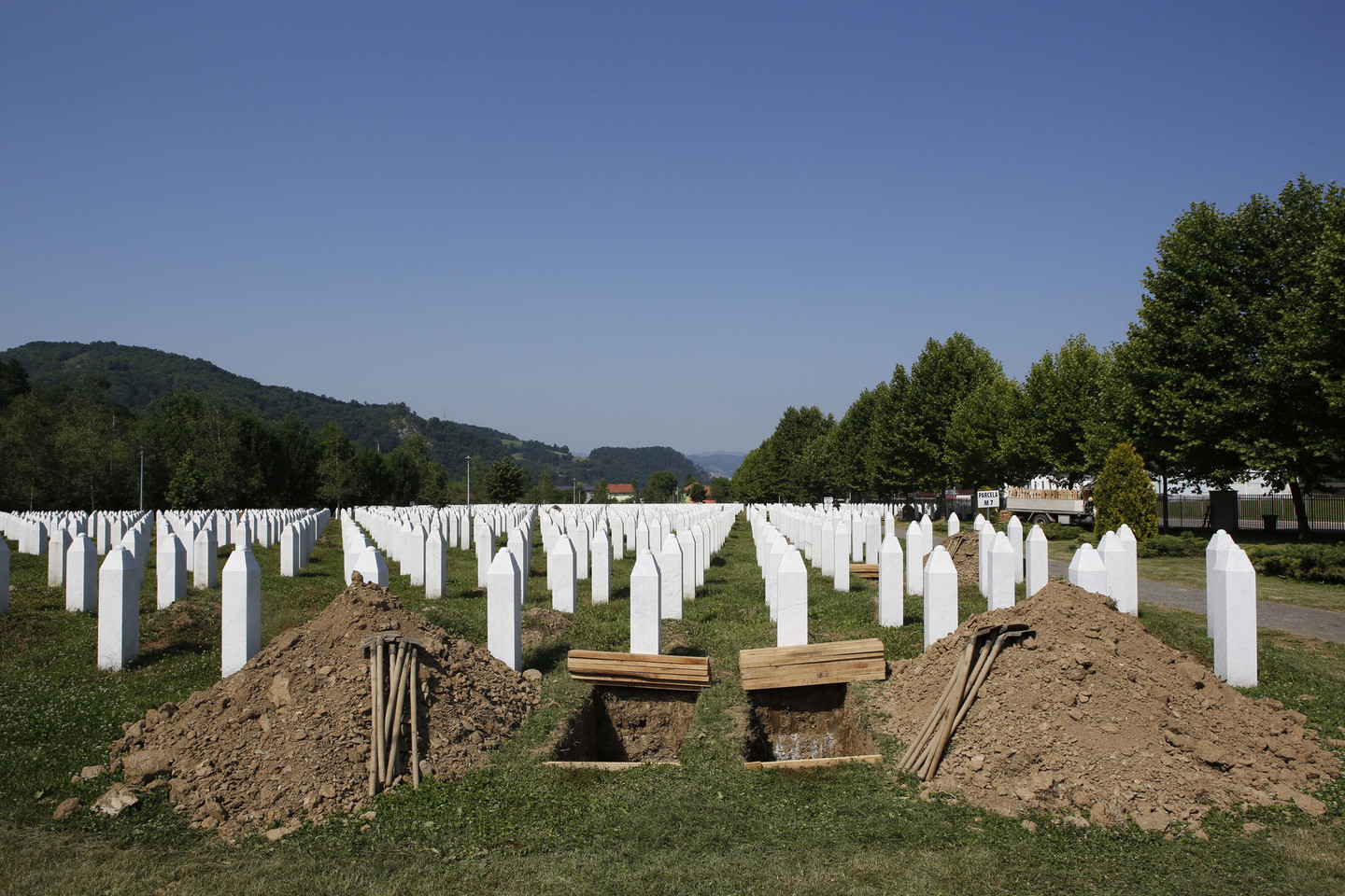 Oficialiais duomenimis, serbai Srebrenicoje nukankino ir sušaudė 8372 Bosnijos vyrus ir berniukus, o jų kūnus išslapstė po masines kapavietes.<br>AP nuotr.