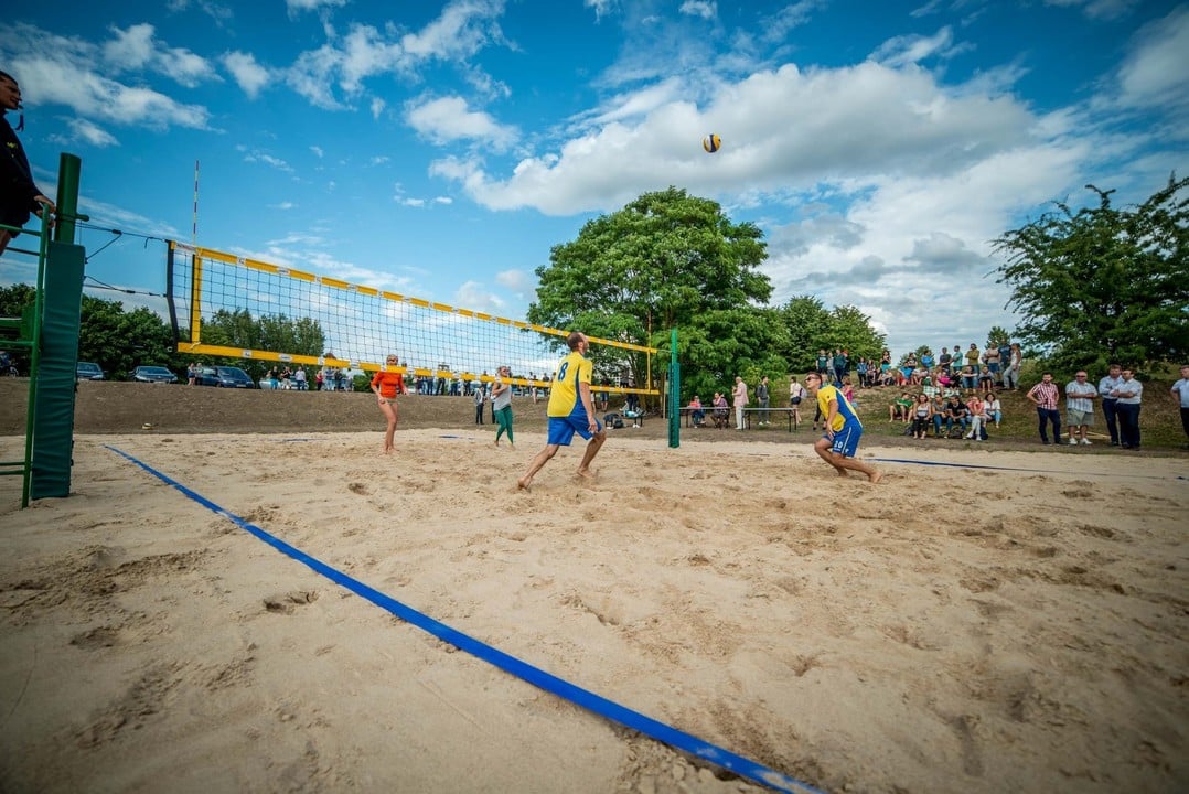 Kauniečiai paplūdimio tinklinį gali žaisti Nemuno saloje.<br>Organizatorių nuotr.
