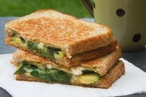 Karštas žaliasis sumuštinis tiks ne tik savaitgalio pusryčiams