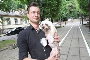 Kaunietis plaukų stilistas kuoduotą kalytę lepina neįprastu būdu