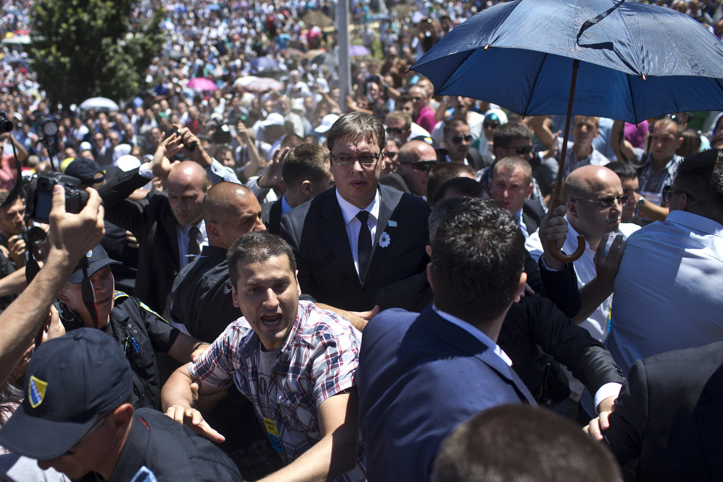 Serbijos premjeras A.Vučičius Srebrenicoje apmėtytas akmenimis.