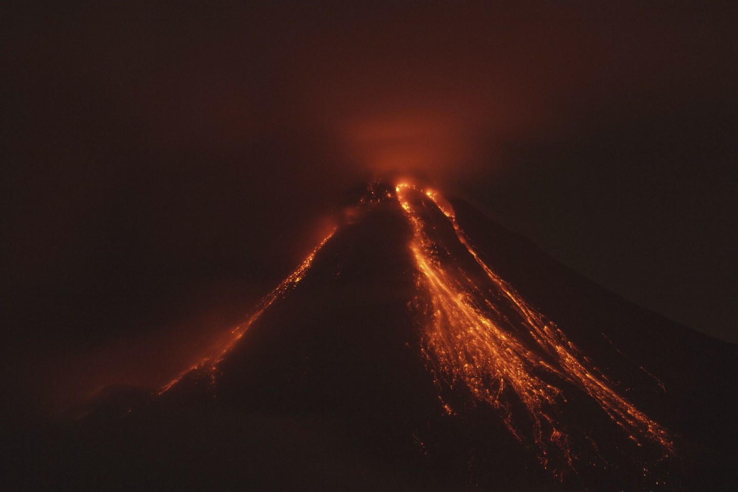 Meksikos vakaruose penktadienį išsiveržė Ugnies vulkanu (Volcan de Fuego) vadinamas Kolimos ugnikalnis.