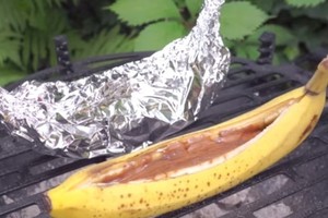 Smaližių svajonė – kepsninėje kepti bananai su šokoladu